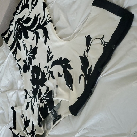 Beautiful black and white top - Picture 3 of 5